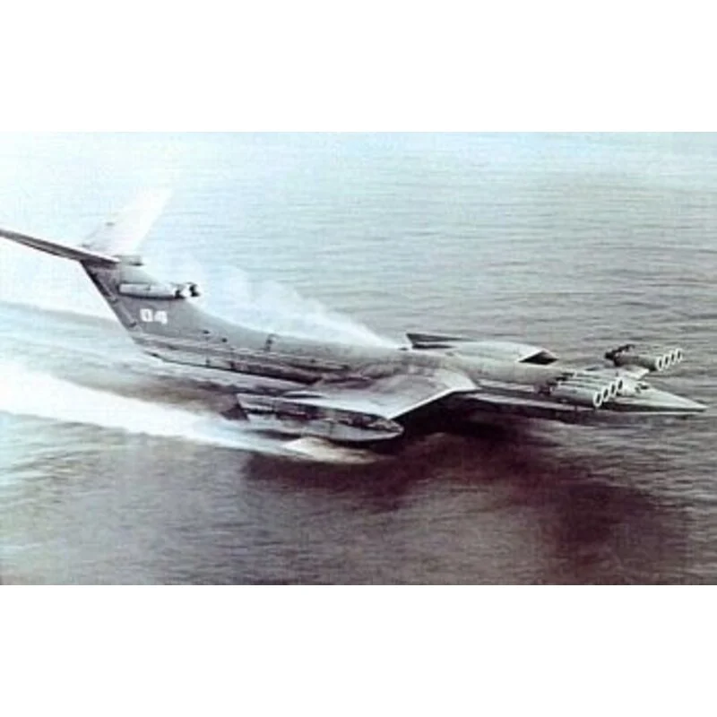 Anigrand Craftswork Alexeyev KM Ekranoplan Caspian Sea Monster. Includes BONUS Aircraft Of The Yakovlev Yak-15 Feather, Yurjev KIT-1 And SSAKTB SL-2 5 Anigrand Craftswork Alexeyev KM Ekranoplan Caspian Sea Monster. Includes BONUS Aircraft Of The Yakovlev Yak-15 Feather, Yurjev KIT-1 And SSAKTB SL-2 - Imagen 3